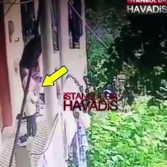 Babaanne torununu balkondan aşağı attı