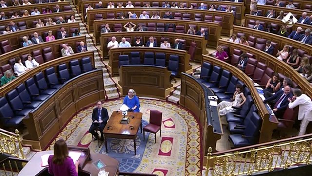 El Gobierno aprueba de nuevo la senda de déficit y avisa a CCAA del PP