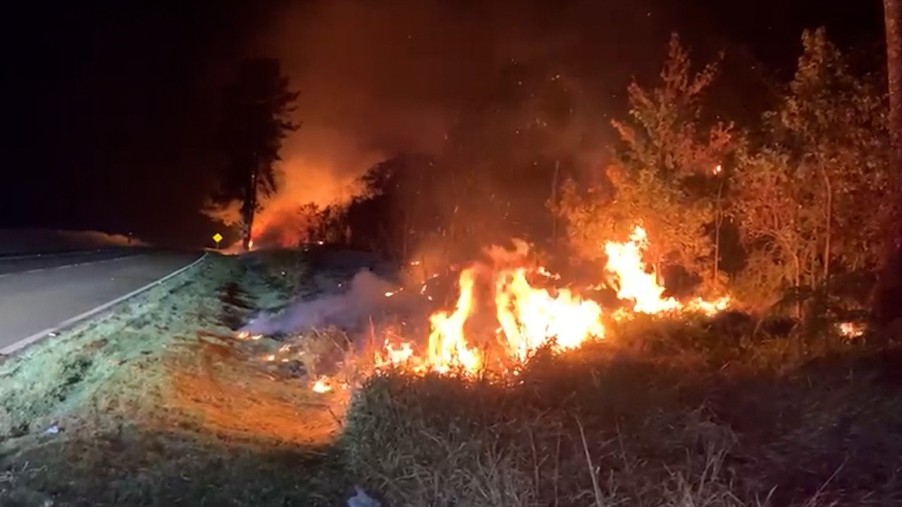 Mesmo após horas ainda há focos de fogo às margens da PR-180 em Cascavel Fios de energia derreteram e alguns moradores da região estão sem luz