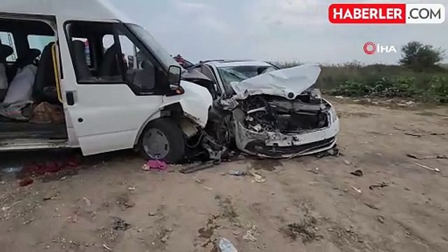 Tarım işçilerini taşıyan araç ile otomobil çarpıştı: 8 yaralı