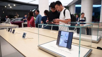 Huawei presenta el primer teléfono celular plegable en tres partes