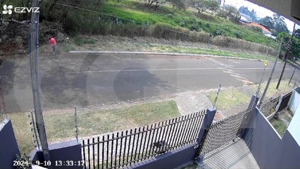 Homem é flagrado colocando fogo em vegetação na Rua da Colonização