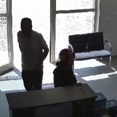 Kendisine ilaç alan eşini eczanede bıçakladı