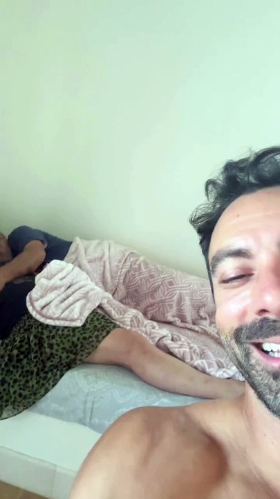 Τανιμανίδης: Οι γονείς του γιορτάζουν την 53η επέτειο γάμου τους & τους βρήκε στο... κρεβάτι αγκαλιά