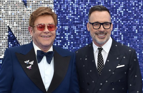 El marido de Elton John tuvo un ataque de ansiedad al ver el nuevo documental del cantante