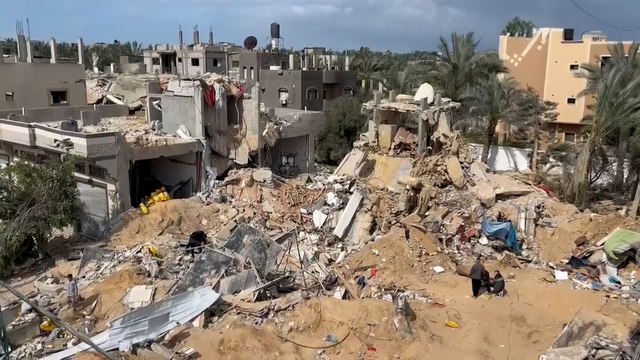 المقاتلات الإسرائيلية تسوي منزلا بالأرض في دير البلح وسط غزة