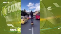 Esta loco, le dicen a motociclista que hace piruetas entre buses y volquetas en Medellín
