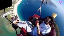 hombre mira la tele subido en un parapente a 1.700 metros de altura