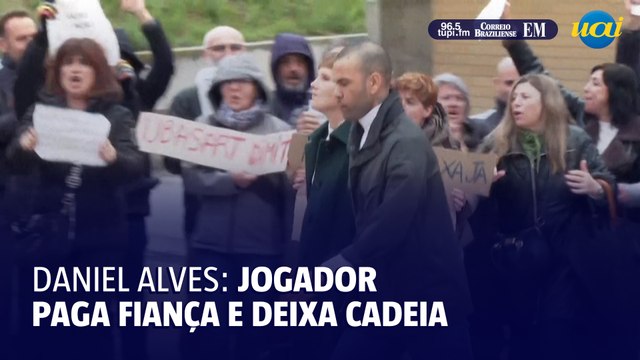 Daniel Alves paga fiança e deixa cadeia