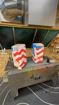 Réalisation de drapeaux à l’aérographe sur enceintes @klipschaudio Made in Fockeur af-custom.com #klipsch #afcustom #airbrush #aerographefockeur #flag #usa