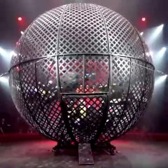 Dix motards dans la boule de la mort