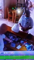 un ladron fue a pagar una comida y se llevóoun celular