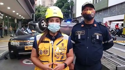 En El Poblado un carro se cayó de un tercer piso y aplastó otro vehiculo que estaba parqueado