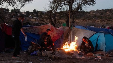 El drama de una migrante colombiana que acampa día y noche con sus hijos en la frontera de Estados Unidos