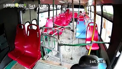 Muy parados Entre dos señoras y un hombre cascaron a un ladrón que se subió a un bus a robarles