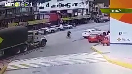 Video Se cayó de la bicicleta sin imaginarse que ahí terminaría su vida una tractomula lo arrolló