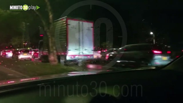 Monumental trancón en la autopista de norte a sur