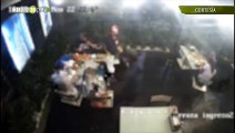 Ladrón enfierrado se metió a un restaurante en Laureles y les robó a unos ciudadanos