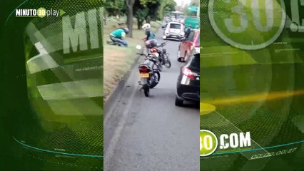 Se bajaron de la moto en plena Regional a darse pa