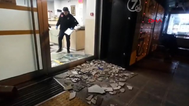 Kargosunu zamanında teslim alamayınca PTT şubesinin camlarını kırdı