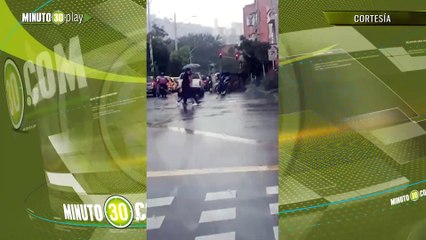 En medio del aguacero se volcó un carro en la vía Envigado - Sabaneta