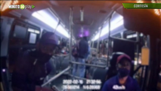 Ratas se subieron a un bus por el Parque Juanes con cuchillo y pistolas, le quitaron todo a los pasajeros