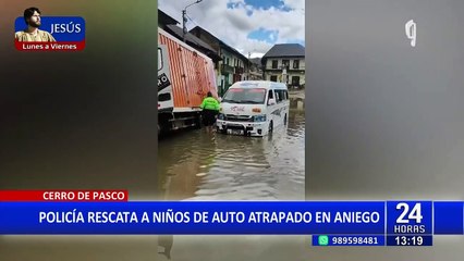 Download Video: ¡Héroe! Policía acude a rescatar a niños y adultos atrapados en combi por aniego