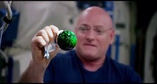 Interacción de una bola de agua flotante con tabletas efervescentes en el espacio