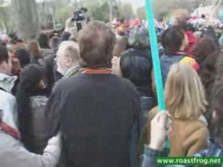 Flamme olympique - Tibétain arrêté à la Tour Eiffel
