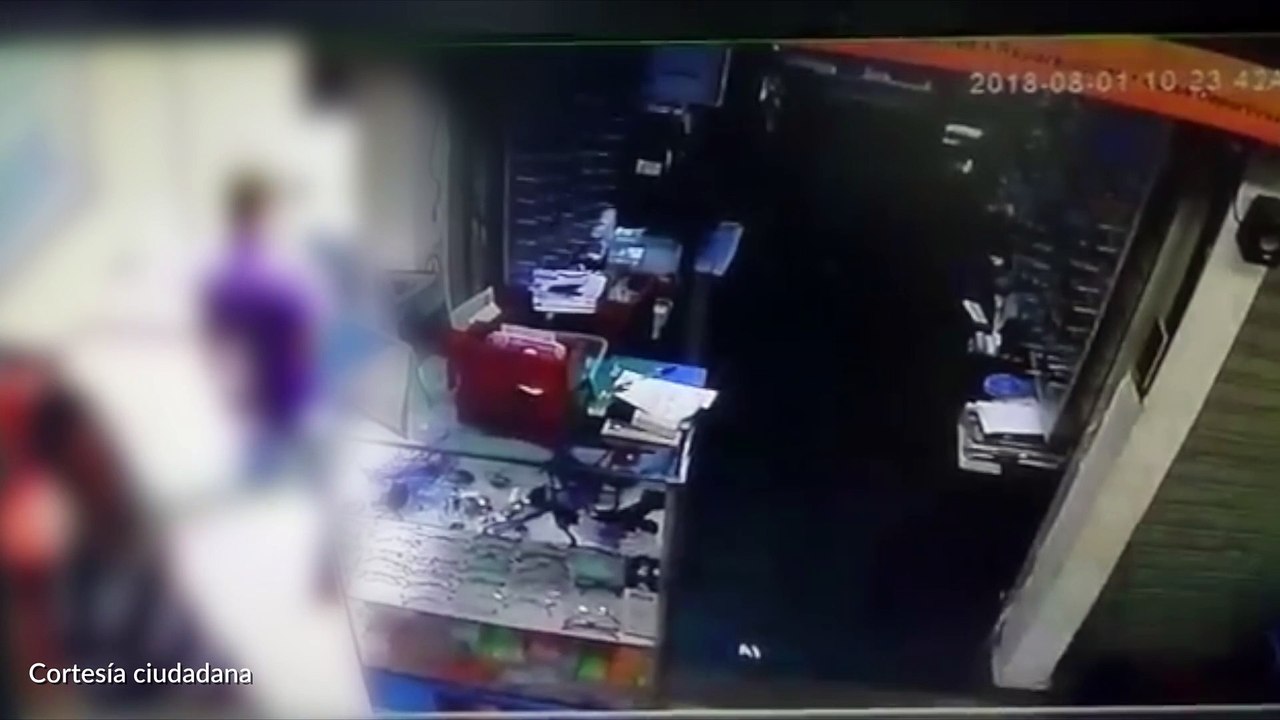 1-08-18 Observo y a la primera oportunidad entro a un local en el centro de Medellin y se robo un celular