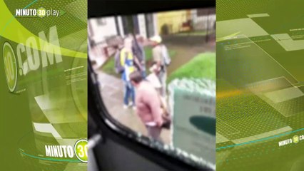 Un hombre le habría lanzado una piedra a una buseta en Medellín, un pasajero resultó lesionado