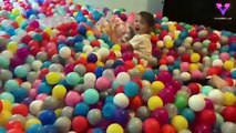 #VIRAL: Padre convierte su sala en una piscina de pelotas para su hija
