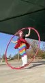#OMG: Muje realiza impresionantes trucos en aro gigante