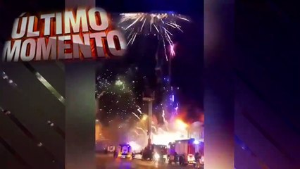 Descargar video: Miles de cohetes y fuegos artificiales siembran terror tras incendio de fábrica de pólvora en Rusia