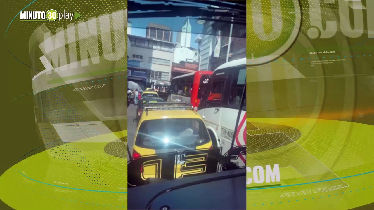 Casi moja a alguien  Orinó por la ventana del bus en pleno centro de Medellín