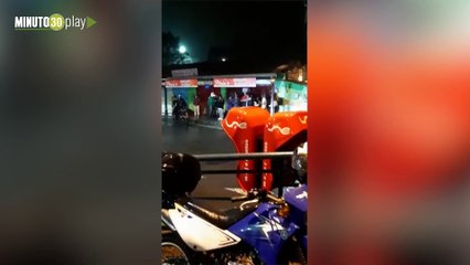 06-04-19 crecida quebrada santa elena.m4v