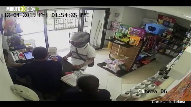 12-04-19 Con casco puesto, ladrón entró a una veterinaria y robó efectivo, celulares y hasta una cadena