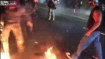 #VIDEO: Lanzan bomba molotov con mala punteria y prenden fuego a manifestantes BLM