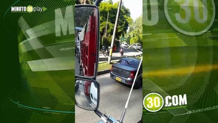 Pilas En la Av las Palmas se cayó un poste y no hay paso