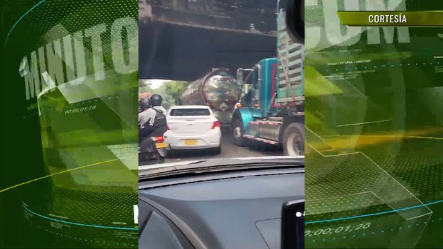 Pilas si piensa tomar la Regional a camión se le cayó la carga a la altura de la calle Barranquilla