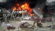Los bomberos y sus intentos por mantener bajo control el fuego en el puerto de Beirut