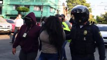 Arrestan a mujer mientras vendía granadas, plumas pistola y marihuana en Iztapalapa
