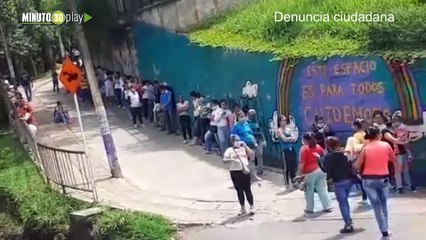 fila para reclamar ayudas en Enciso