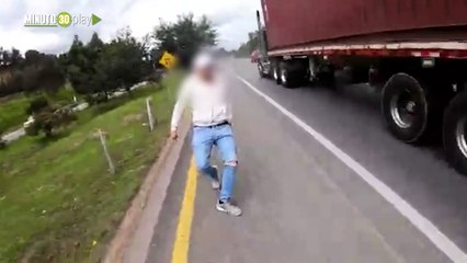 Se cree muy parado el man de la volqueta. Le sacó cuchillo a motociclista en plena carretera