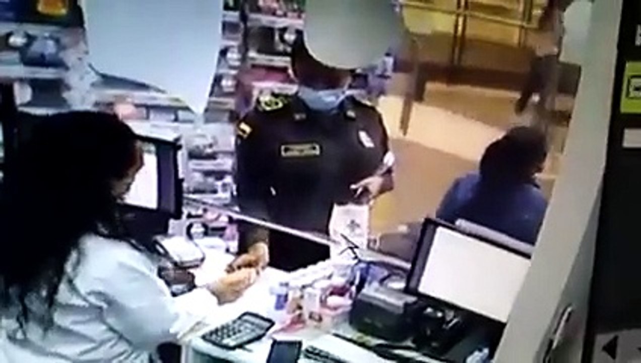 Imagenes por las que acusan a la patrullera Andrea Cortes de robo