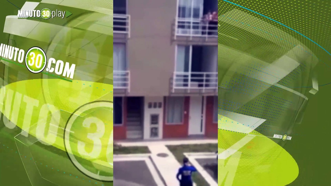 Un canalla le dio tremendo golpe a una mujer delante de su pequeña hija que al verlo soltó el llanto