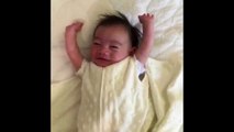 #CUTE: Bebé estira sus bracitos todas las mañanas al despertar