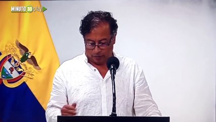 El presidente Petro fue golpeado en la cabeza por la bandera de Colombia