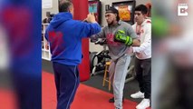 Hombre aprende a boxear como parte de una sorprendente recuperación de una herida en la cabeza