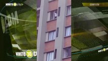 Hombre pone en riesgo su vida por limpiar ventanas en Ibagué